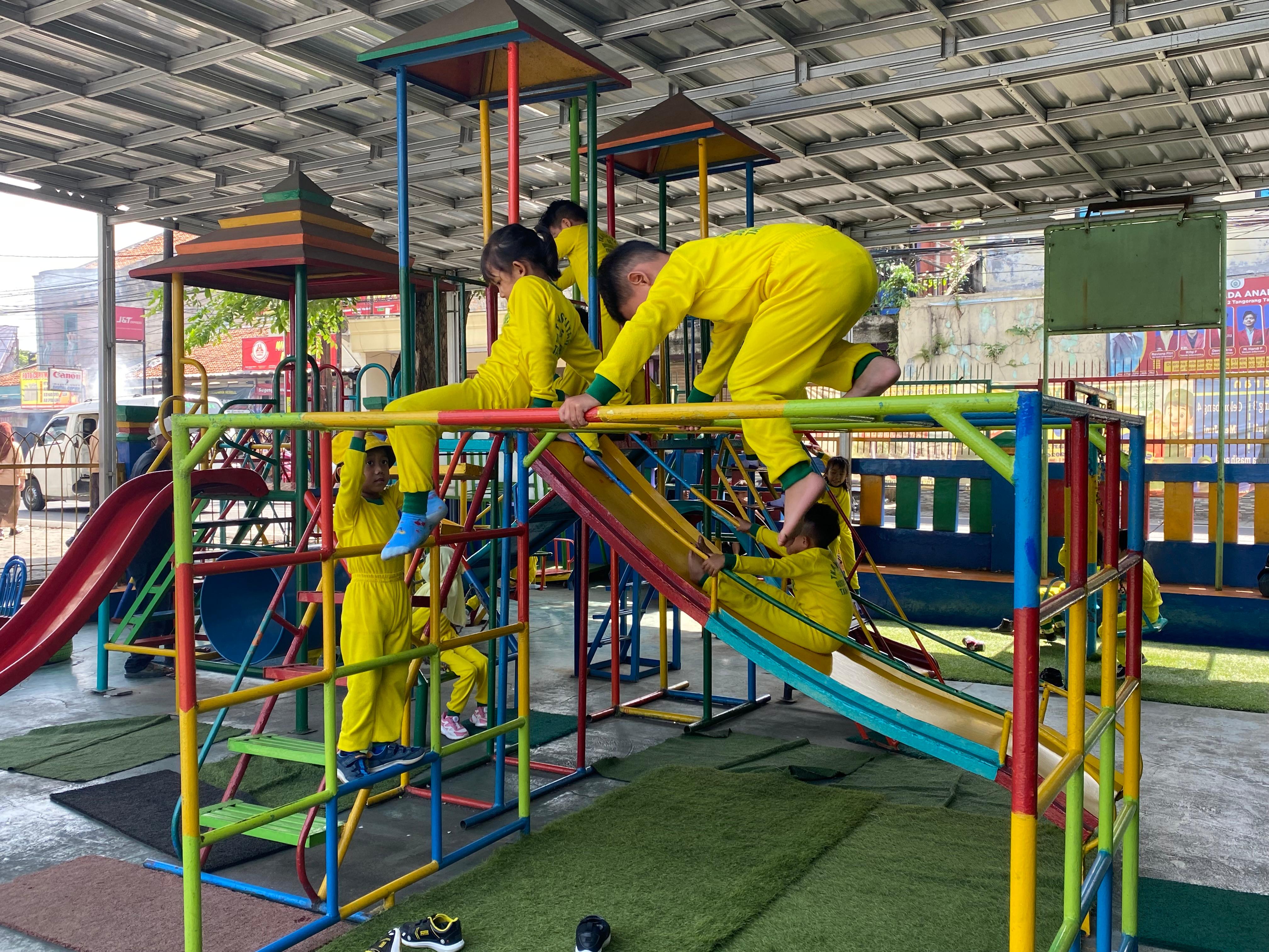 Anak-anak bermain di taman kanak-kanak